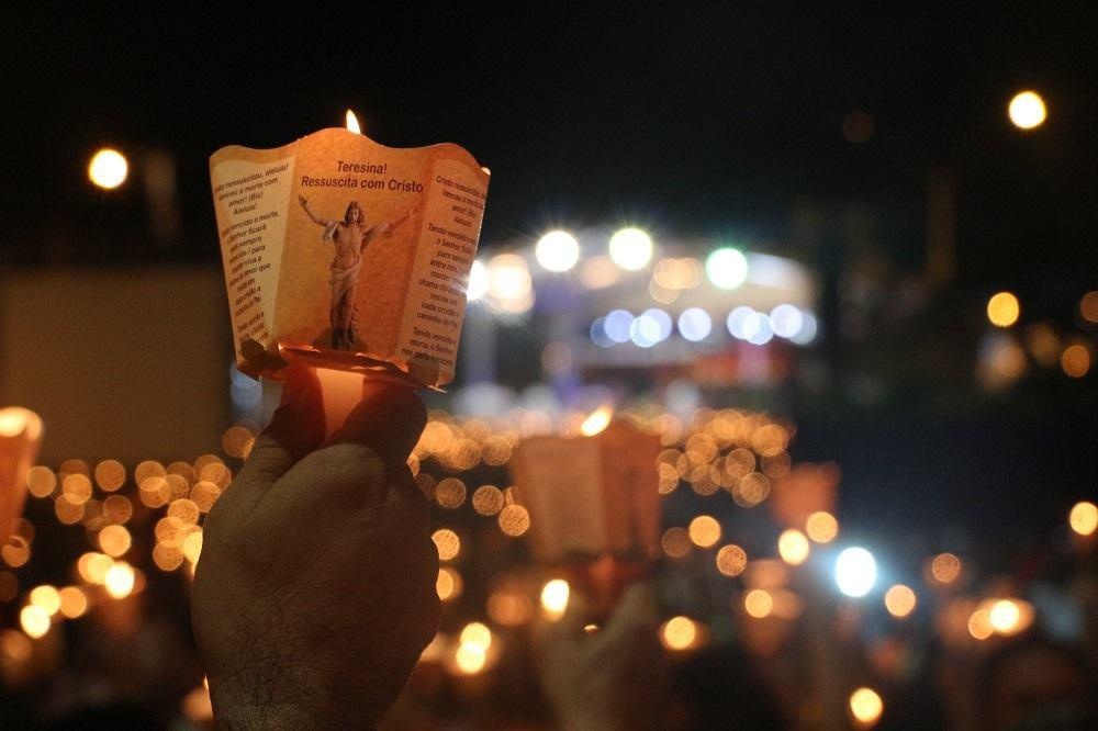 Arquidiocese celebra Domingo de Páscoa com grande procissão luminosa