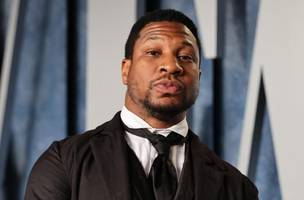 Ator Jonathan Majors é acusado de agressão por mais mulheres (Foto: Reprodução/Internet)