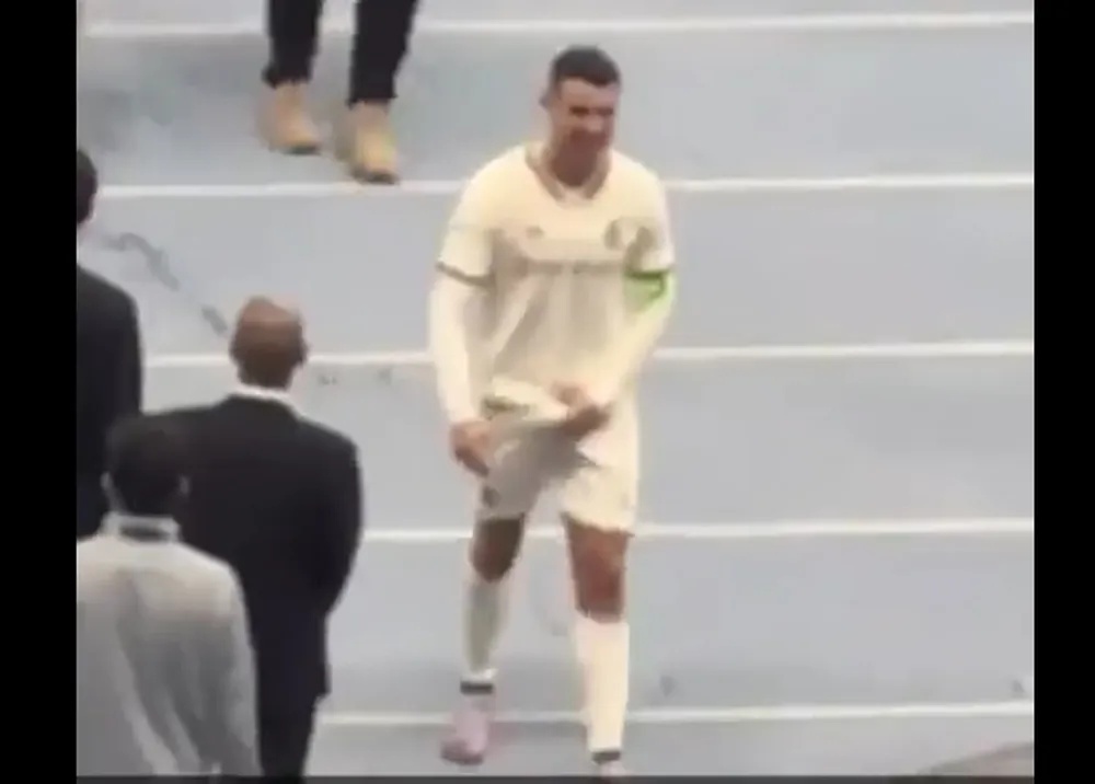 Câmera flagra irritação e palavrão de CR7 após vaias da torcida: F, Blog Brasil Mundial FC