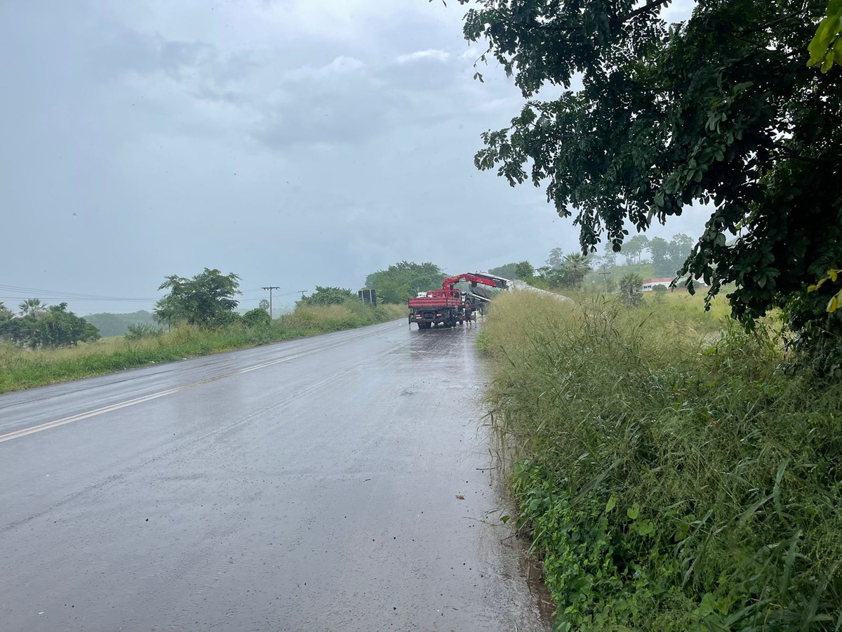 Caminhão bloqueia trecho da BR 316 depois de acidente; PRF foi acionada