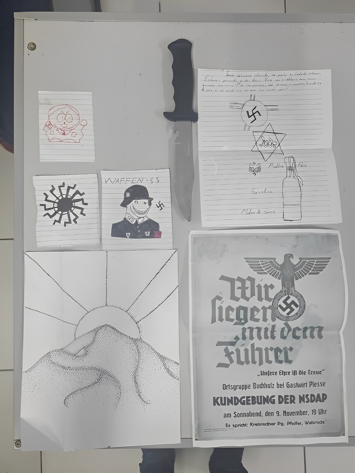 Cartazes encontrados nas paredes do quarto do adolescente, juntamente com uma faca tática.