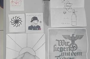 Cartazes encontrados nas paredes do quarto do adolescente, juntamente com uma faca tática. (Foto: Divulgação / SSP)