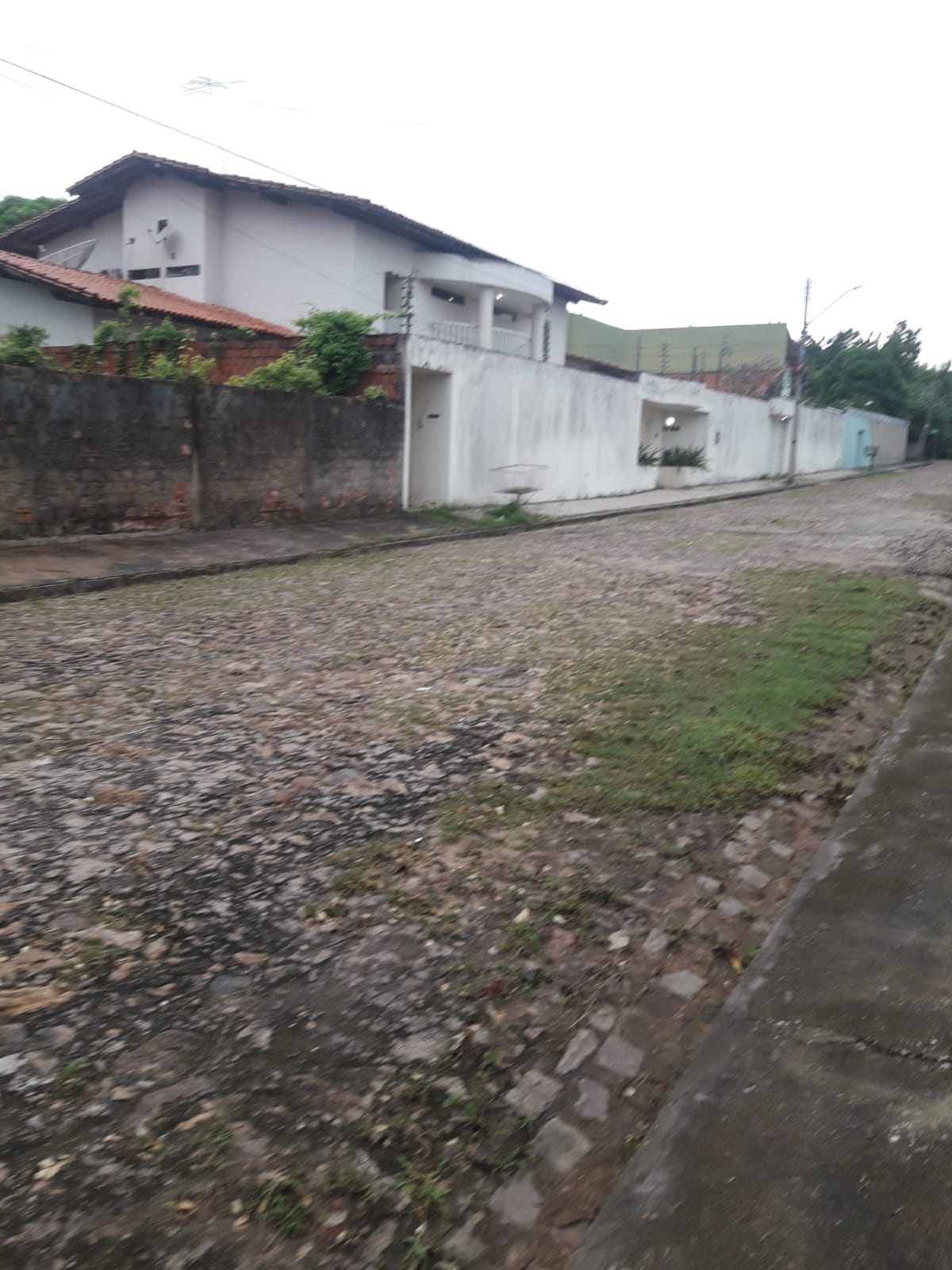 Crianças são expostas a precariedade e falta do básico em abrigo improvisado pelo Estado