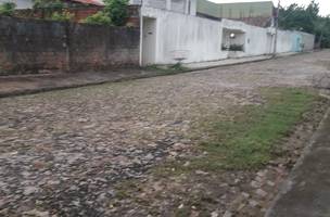 Crianças são expostas a precariedade e falta do básico em abrigo improvisado pelo Estado (Foto: Divulgação)