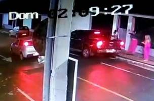 Criminosos armados abordam vítima e fogem no carro (Foto: Reprodução)