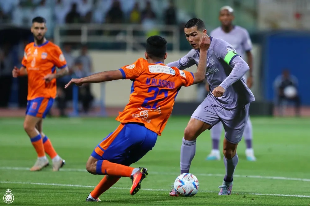 Cristiano Ronaldo em ação, durante Al Fayha x Al Nassr