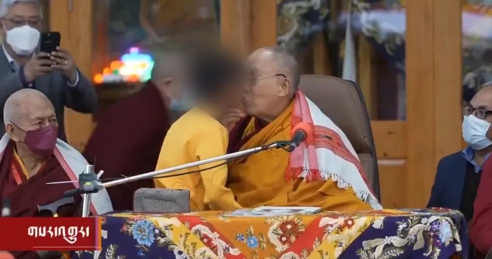 Dalai Lama pede a garoto para 'chupar' sua língua e gera revolta