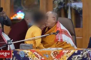 Dalai Lama pede a garoto para 'chupar' sua língua e gera revolta (Foto: Reprodução)