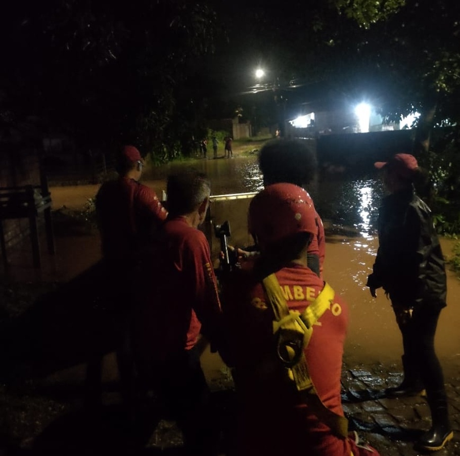 Defesa Civil resgata seis famílias vítimas de alagamentos na zona Sudeste de Teresina