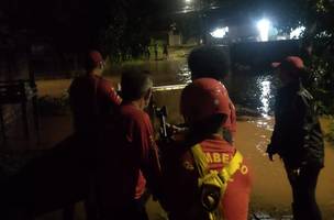 Defesa Civil resgata seis famílias vítimas de alagamentos na zona Sudeste de Teresina (Foto: PMT/Divulgação)