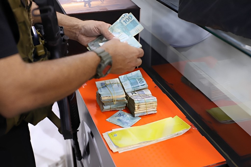 Dinheiro e cheques também foram apreendidos durante a opeação