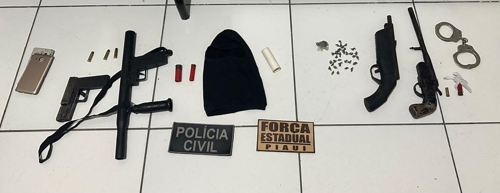 Durante a operação, a polícia encontrou armas e entorpecentes, que foram apreendidos.