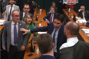 Eduardo Bolsonaro discute com deputado do PT na Câmara (Foto: Reprodução/ TV Câmara)