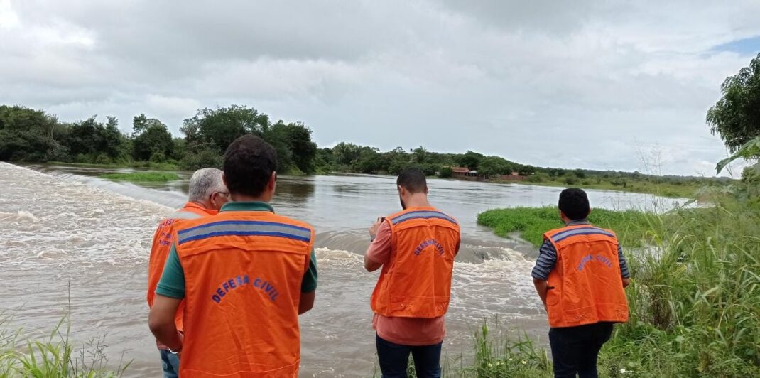 Equipe da Defesa Civil em ação durante o período chuvoso