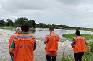 Equipe da Defesa Civil em ação durante o período chuvoso (Foto: Divulgação)