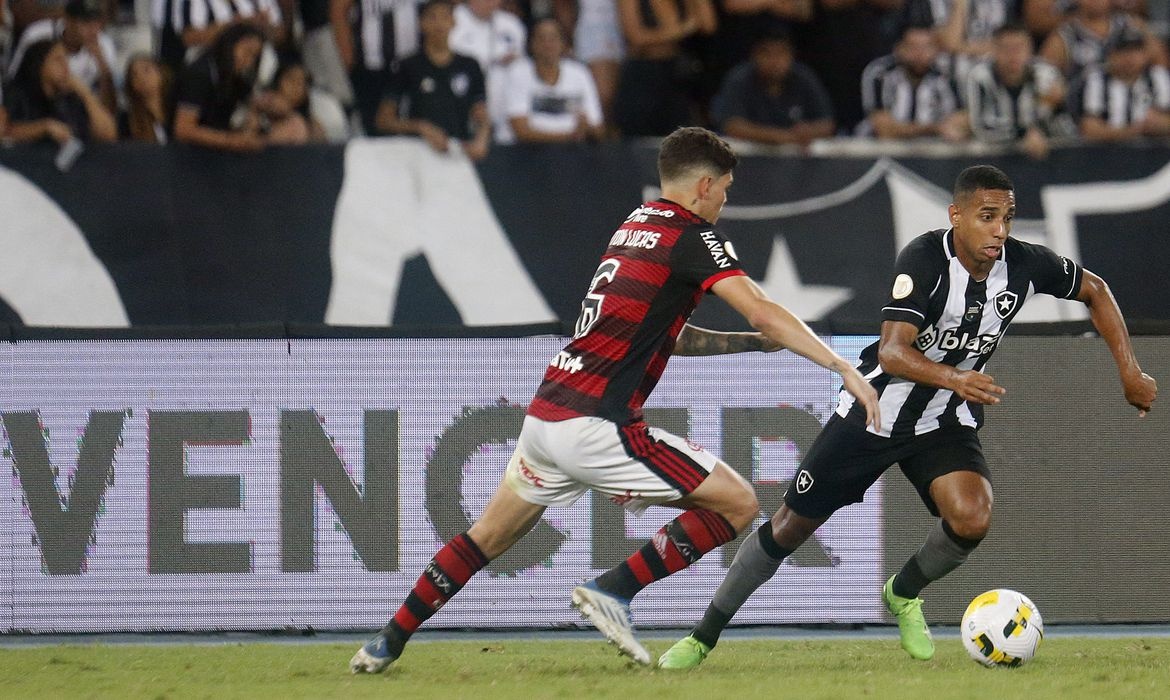 Flamengo e Botafogo disputam clássico no Maracanã