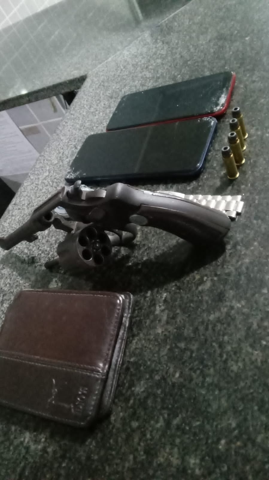 Homem é preso com arma de fogo
