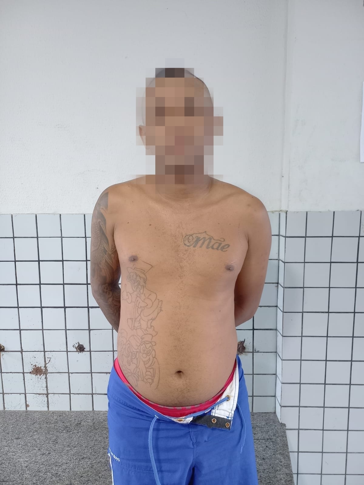 Homem tenta esconde arma em telhado, mas é preso pela polícia
