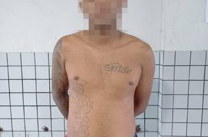 Homem tenta esconde arma em telhado, mas é preso pela polícia (Foto: Polícia Civil)