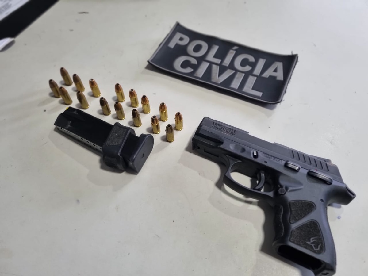 Homem tenta esconde arma em telhado, mas é preso pela polícia