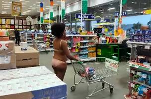 Isabel Oliveira, professora e atriz, em protesto no supermercado Carrefour (Foto: Reprodução/Instagram)