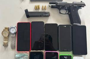 Itens encontrados com os suspeitos ao serem abordados pela polícia (Foto: Divulgação / PMPI)