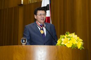 Juiz federal Roberto Veloso em recebimento da Medalha Manuel Beckman (Foto: ALEMA)