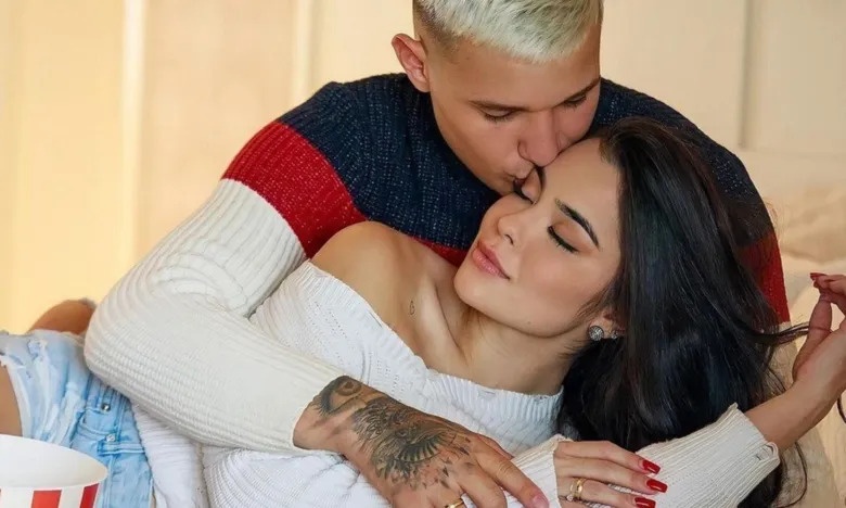 MC Gui é flagrado por namorada com outra no motel