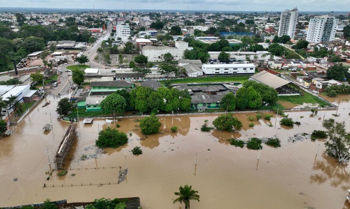 Nível do rio que corta a capital ultrapassou o limite de 14 metros