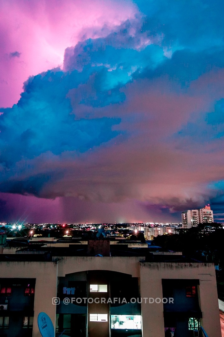 Nuvens em formato de tornado