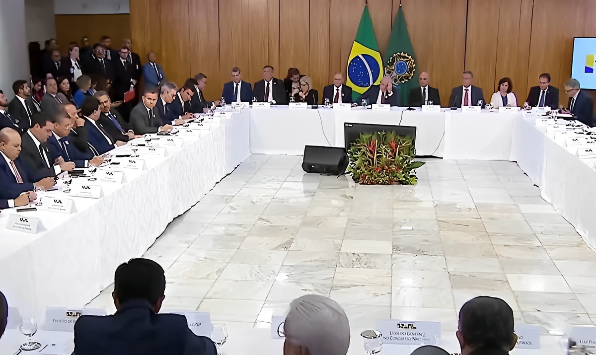 O encontro está sendo transmitido ao vivo na TV Brasil