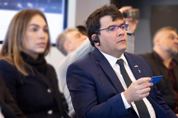 O governador fica na Estônia até o próximo dia 05.