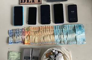 O material apreendido foi encontrado em uma área de mata fechada (Foto: Divulgação/PM)