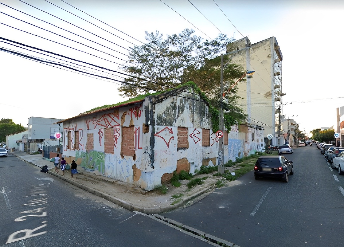 O prédio estava abandonado e interditado pela Defesa Civil