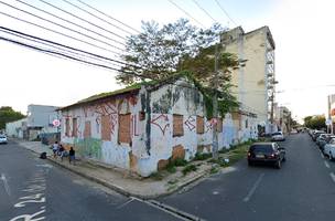 O prédio estava abandonado e interditado pela Defesa Civil (Foto: Google Maps)