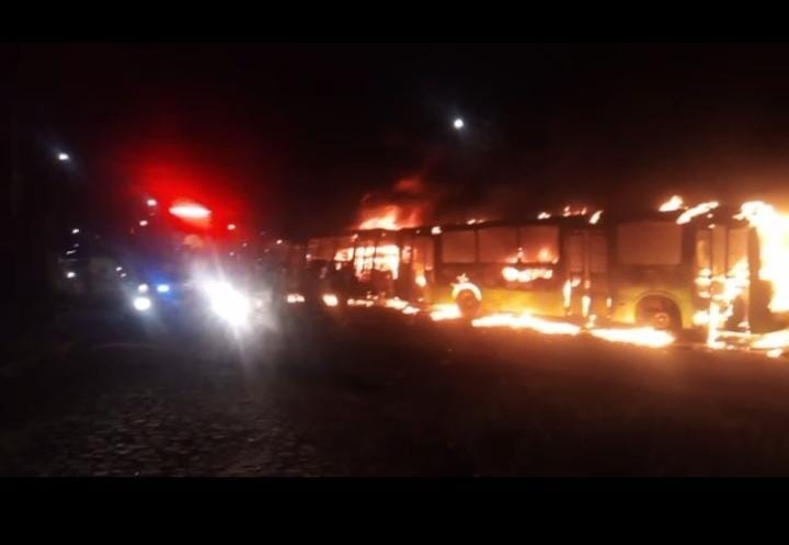 Ônibus queimados depois da morte de dois homens