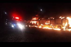 Ônibus queimados depois da morte de dois homens (Foto: Reprodução)