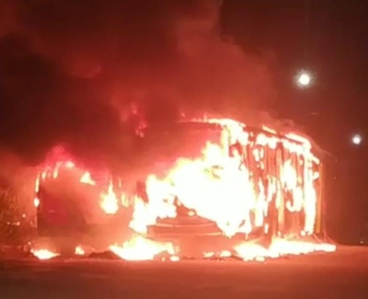 Ônibus queimados depois da morte de dois homens