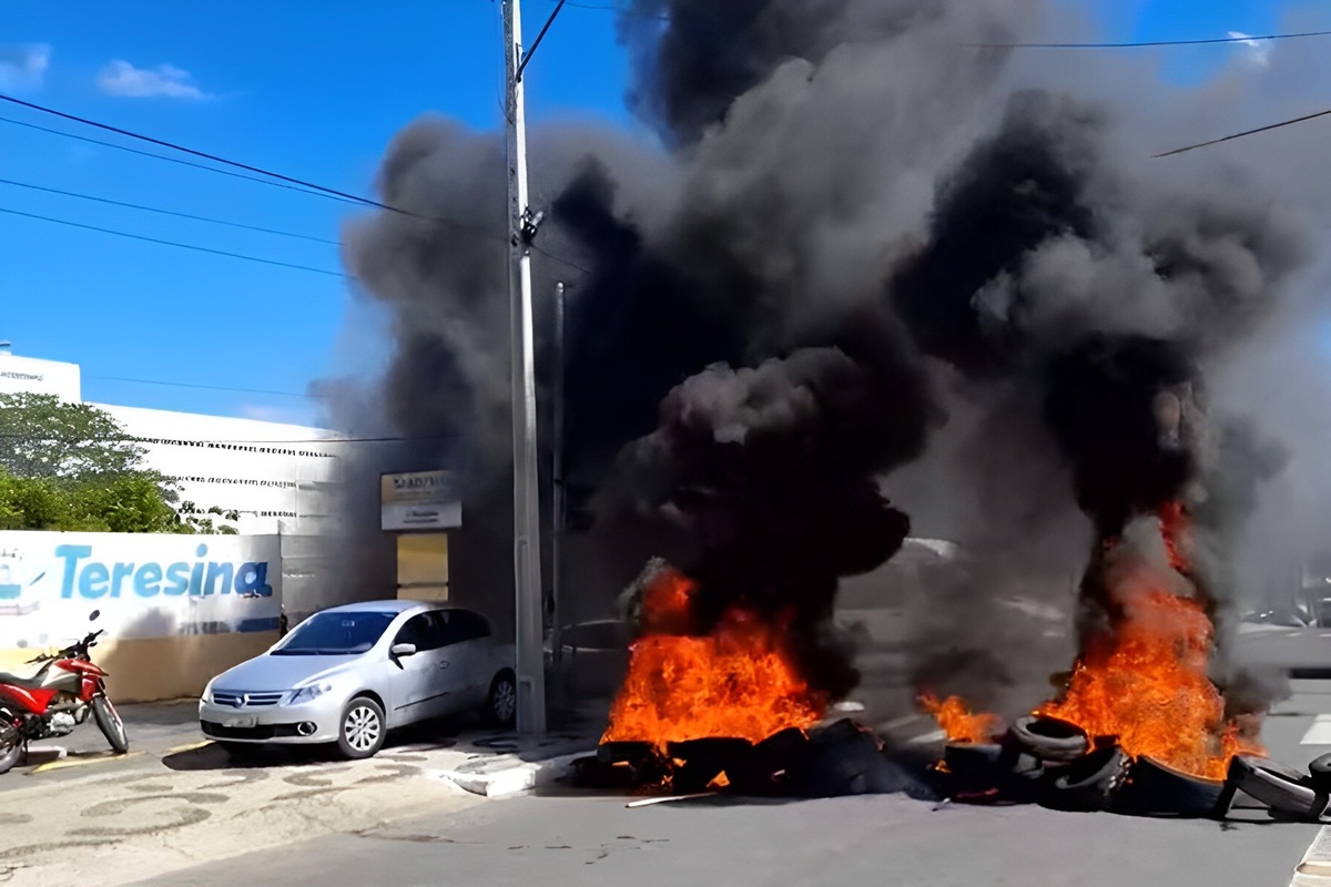 Os manifestantes atearam fogo em pneus e obstruíram uma via
