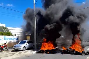 Os manifestantes atearam fogo em pneus e obstruíram uma via (Foto: Reprodução)