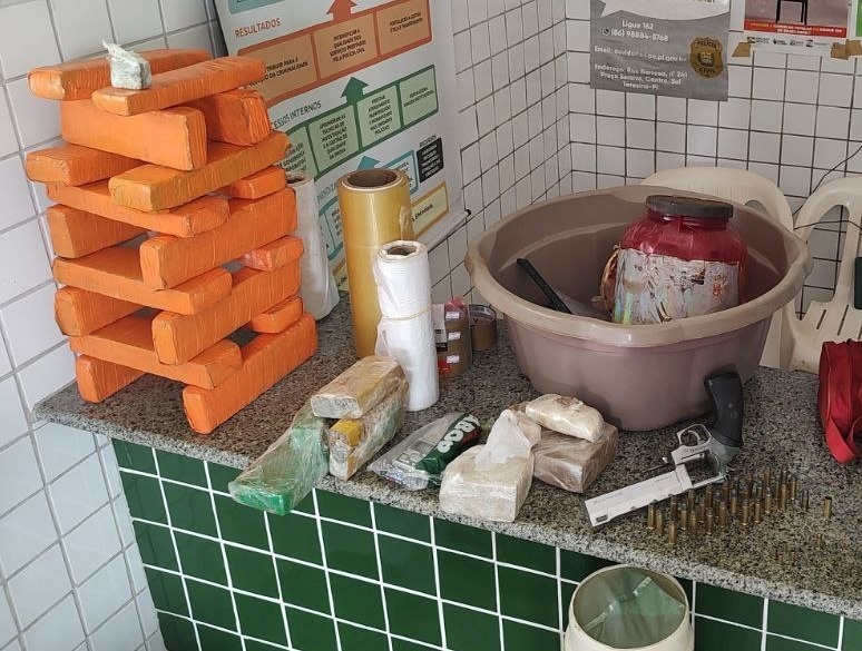 Os policiais encontraram grande quantidade de drogas no local