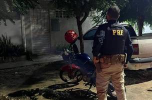PRF apreende motocicleta com identificação adulterada (Foto: PRF/Divulgação)