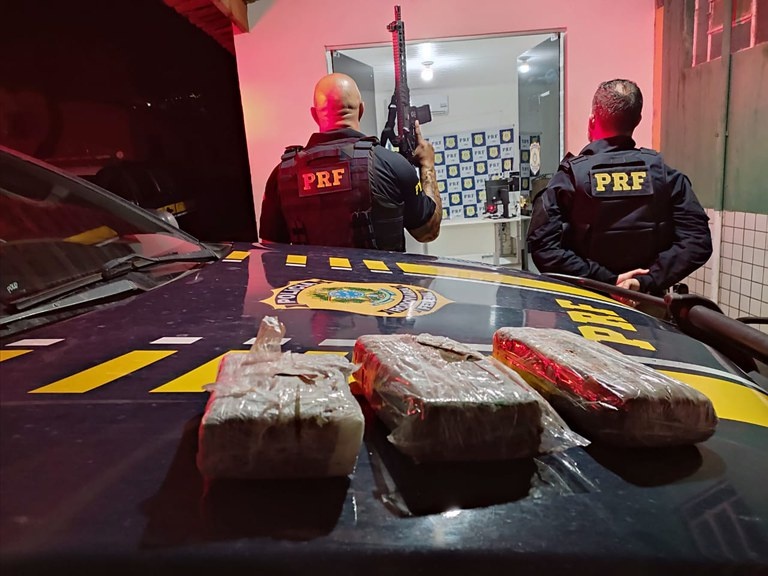 PRF apreende quase 3 kg de cocaína em ônibus na BR 135, no município de Bom Jesus (PI)