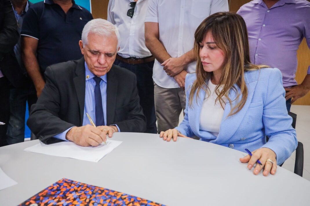 Themístocles assume governo presenteando cidade dirigida pela esposa