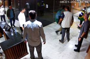 Um dos trechos em que o ex-ministro aparece transitando entre os vândalos (Foto: Reprodução)