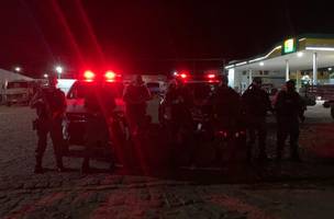 A arma e as munições foram apreendidas e o suspeito detido (Foto: Reprodução)