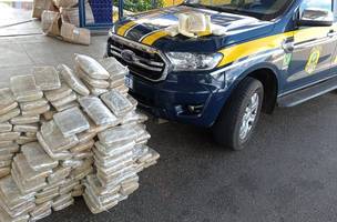 A enorme quantidade de pacotes com entorpecentes que estava no caminhão (Foto: Divulgação / PRF)