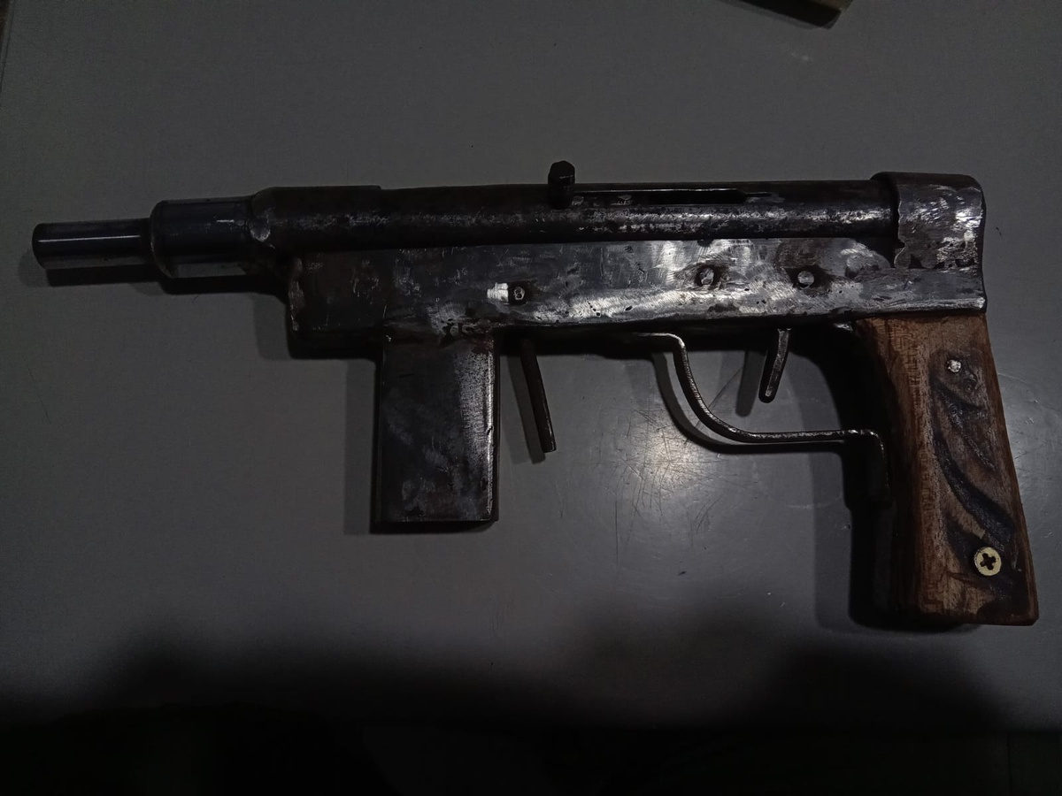 A metralhadora artesanal foi encontrada escondida atrás da cama do adolescente