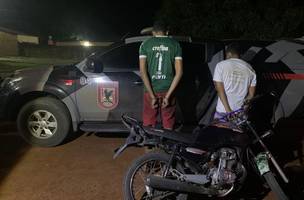 Além de Maykon, um segundo indivíduo foi detido por suspeita de receptação da moto adulterada (Foto: Reprodução)
