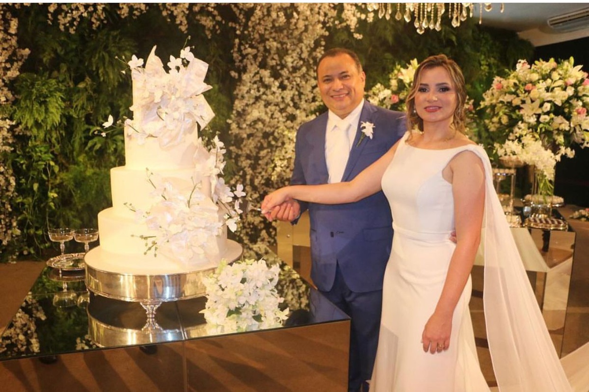 Aliado do PT, Evaldo mostra que não tem medo de ser feliz. Corta fundo no bolo para garantir muitas felicidades a nova amada.